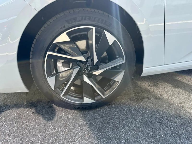 Photo de la voiture PEUGEOT 308 BlueHDi 130ch S&S EAT8 Allure