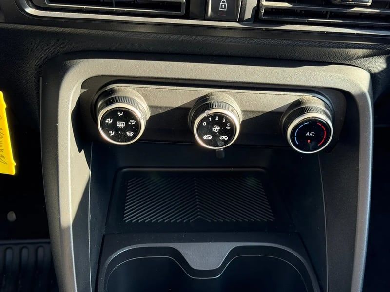 Photo de la voiture CITROEN C3 Turbo 100 ch BVM6 Plus