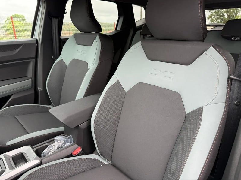 Photo de la voiture DACIA DUSTER Hybrid 155 Extreme