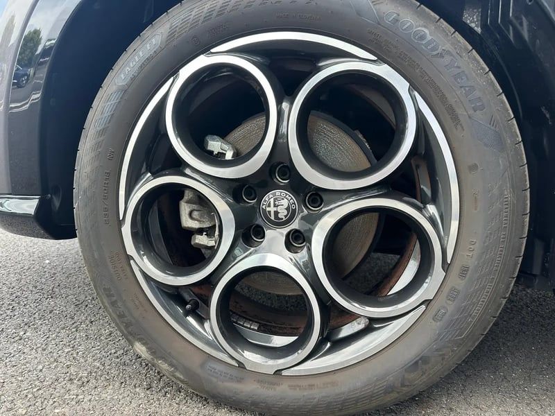 Photo de la voiture ALFA ROMEO TONALE 1.5 Hybrid 130 ch TCT7 Sprint