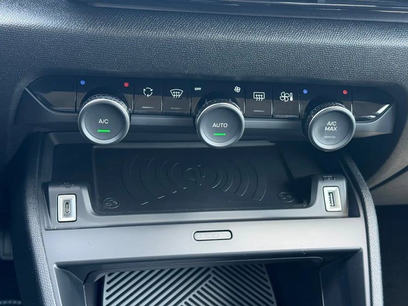 Photo de la voiture CITROEN C4 Hybride 145 ch e-DCS6 Max