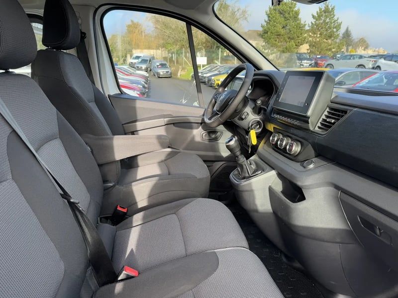 Photo de la voiture RENAULT TRAFIC L2 dCi 150 Energy S&S Zen