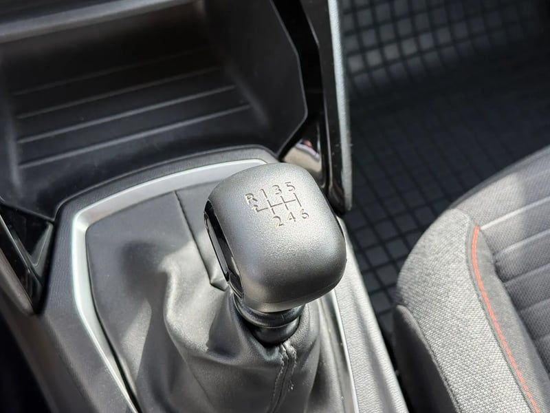 Photo de la voiture PEUGEOT 2008 BlueHDi 100 S&S BVM6 Active