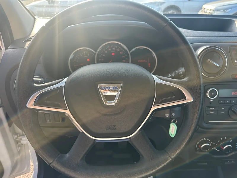 Photo de la voiture DACIA LODGY Blue dCi 95 5 places Essentiel