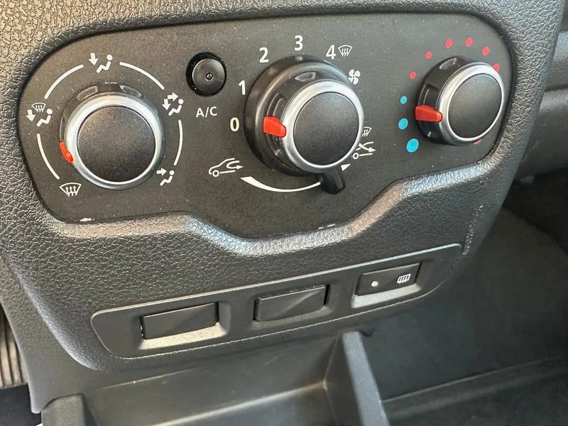 Photo de la voiture DACIA LODGY Blue dCi 95 5 places Essentiel