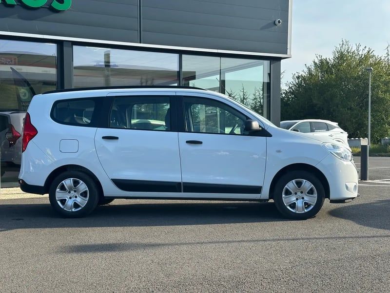 Photo de la voiture DACIA LODGY Blue dCi 95 5 places Essentiel