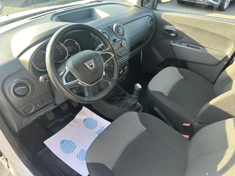 Photo de la voiture DACIA LODGY Blue dCi 95 5 places Essentiel