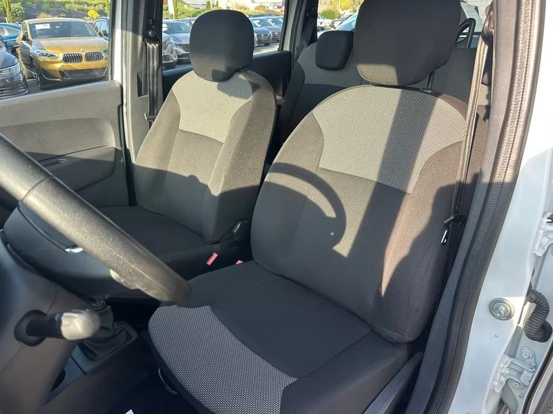 Photo de la voiture DACIA LODGY Blue dCi 95 5 places Essentiel