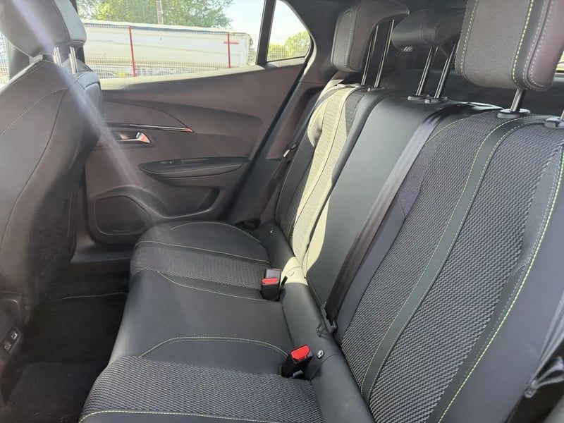 Photo de la voiture PEUGEOT 2008 PureTech 130 S&S EAT8 GT