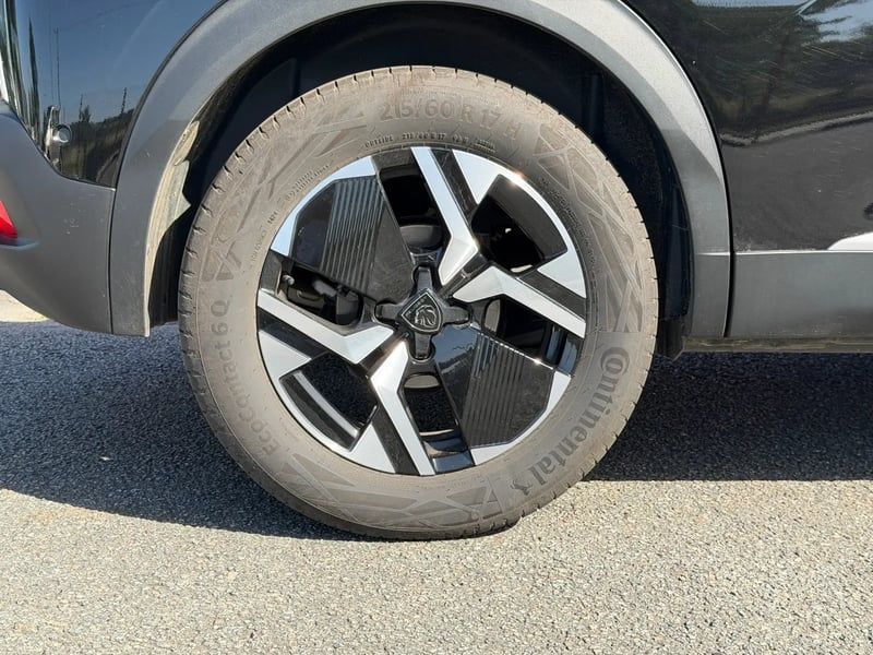 Photo de la voiture PEUGEOT 2008 PureTech 130 S&S EAT8 GT