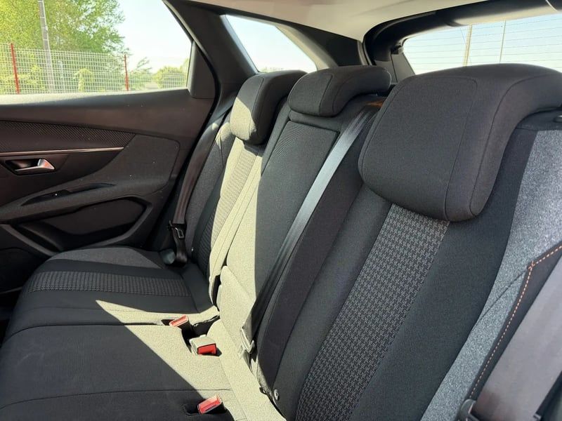 Photo de la voiture PEUGEOT 3008 BlueHDi 130ch S&S EAT8 Allure