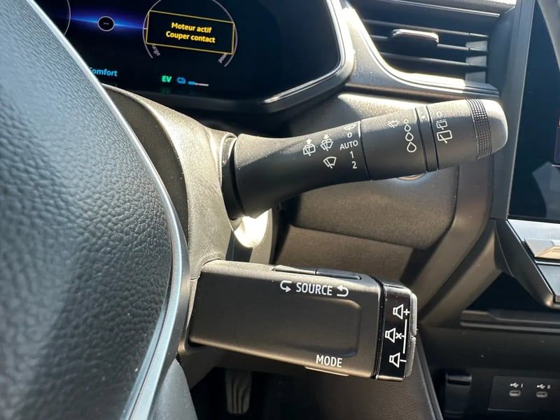 Photo de la voiture RENAULT CAPTUR E-Tech full hybrid 145 ch Techno