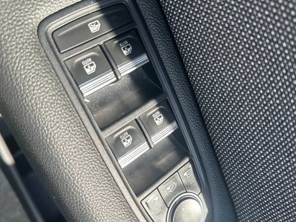 Photo de la voiture RENAULT CAPTUR E-Tech full hybrid 145 ch Techno
