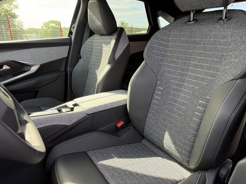Photo de la voiture PEUGEOT 3008 Hybrid 145 e-DCS6 Allure Business
