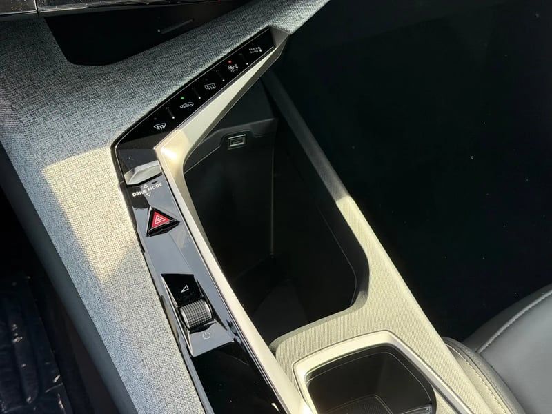 Photo de la voiture PEUGEOT 3008 Hybrid 145 e-DCS6 Allure Business