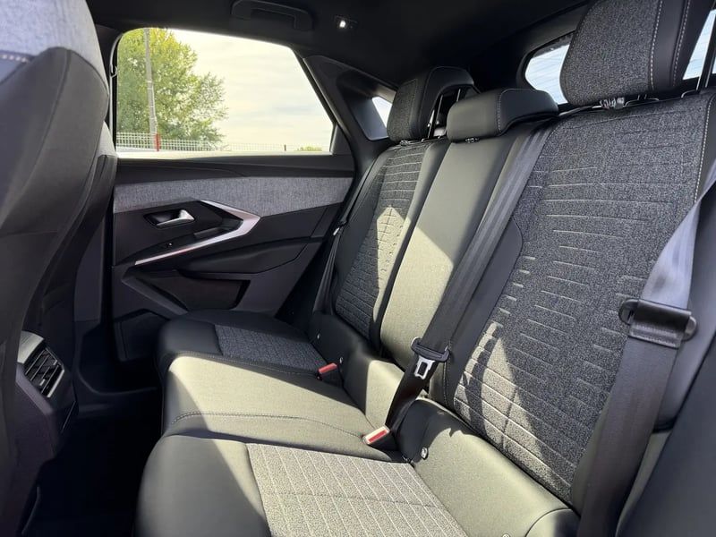 Photo de la voiture PEUGEOT 3008 Hybrid 145 e-DCS6 Allure Business