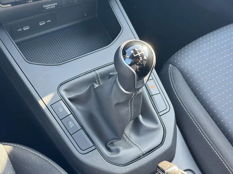 Photo de la voiture SEAT IBIZA 1.0 MPI 80 ch S/S BVM5 STYLE PLUS