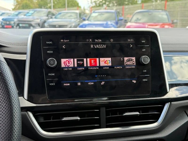 Photo de la voiture VOLKSWAGEN T-ROC 1.5 TSI EVO2 150 Start/Stop DSG7 R-Line