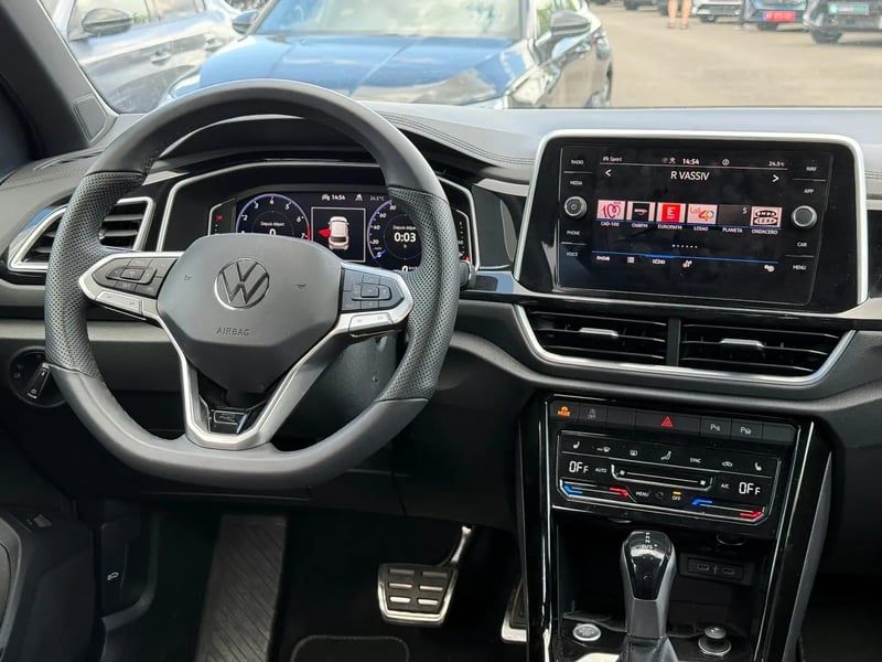 Photo de la voiture VOLKSWAGEN T-ROC 1.5 TSI EVO2 150 Start/Stop DSG7 R-Line