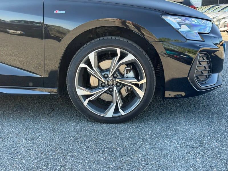 Photo de la voiture AUDI A3 SPORTBACK TFSI e Hybride rechargeable 204 S tronic 6 S line
