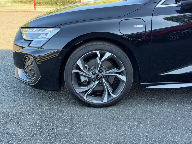 Photo de la voiture AUDI A3 SPORTBACK TFSI e Hybride rechargeable 204 S tronic 6 S line