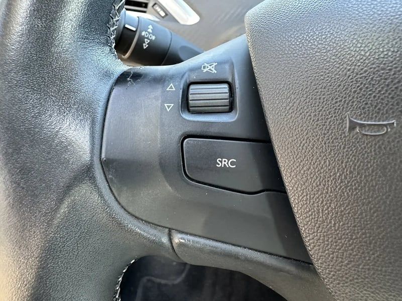 Photo de la voiture PEUGEOT 208 1.2 PureTech 82ch BVM5 Allure