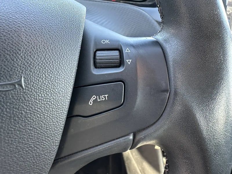 Photo de la voiture PEUGEOT 208 1.2 PureTech 82ch BVM5 Allure