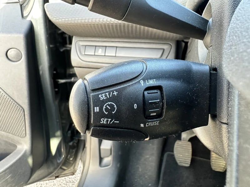 Photo de la voiture PEUGEOT 208 1.2 PureTech 82ch BVM5 Allure