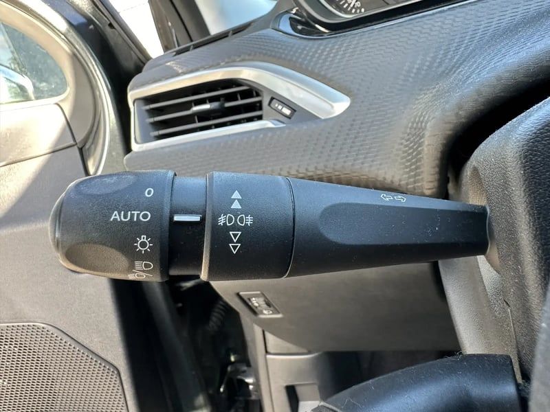 Photo de la voiture PEUGEOT 208 1.2 PureTech 82ch BVM5 Allure