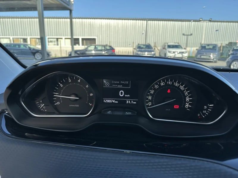 Photo de la voiture PEUGEOT 208 1.2 PureTech 82ch BVM5 Allure