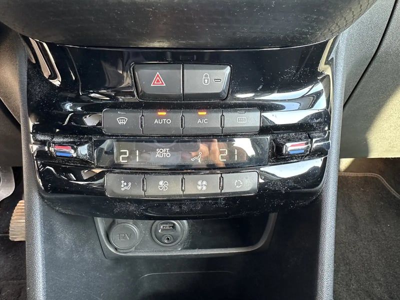 Photo de la voiture PEUGEOT 208 1.2 PureTech 82ch BVM5 Allure