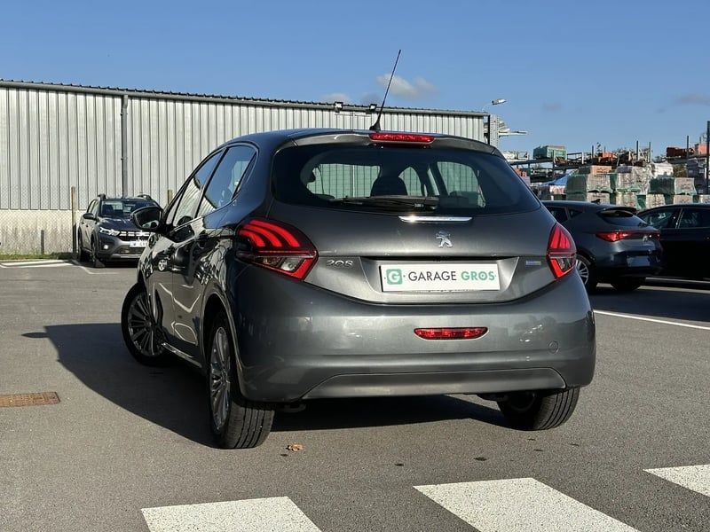 Photo de la voiture PEUGEOT 208 1.2 PureTech 82ch BVM5 Allure