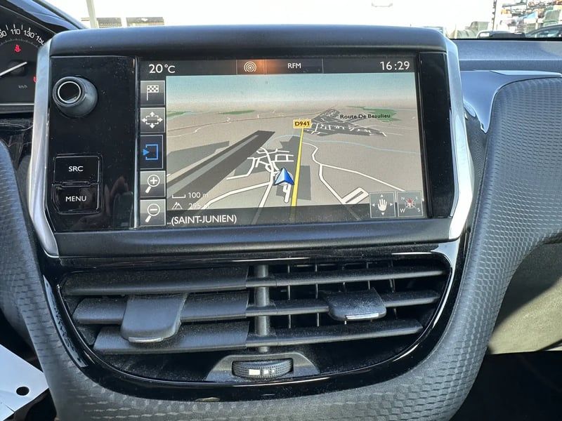 Photo de la voiture PEUGEOT 208 1.2 PureTech 82ch BVM5 Allure