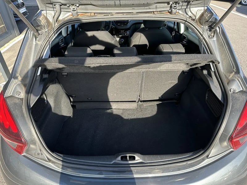 Photo de la voiture PEUGEOT 208 1.2 PureTech 82ch BVM5 Allure