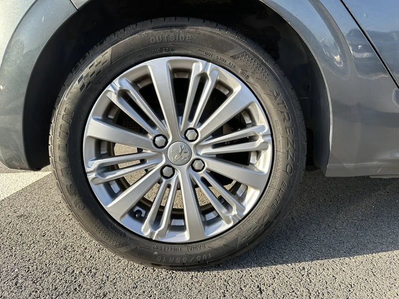 Photo de la voiture PEUGEOT 208 1.2 PureTech 82ch BVM5 Allure