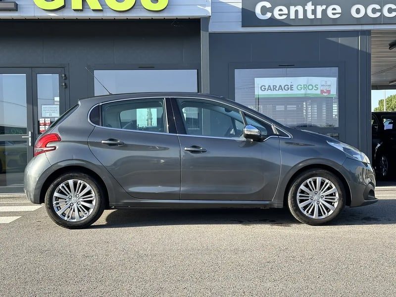 Photo de la voiture PEUGEOT 208 1.2 PureTech 82ch BVM5 Allure