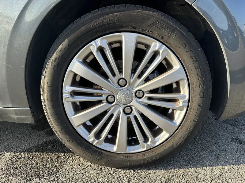 Photo de la voiture PEUGEOT 208 1.2 PureTech 82ch BVM5 Allure