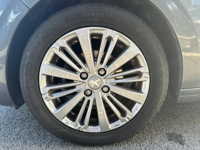 Photo de la voiture PEUGEOT 208 1.2 PureTech 82ch BVM5 Allure