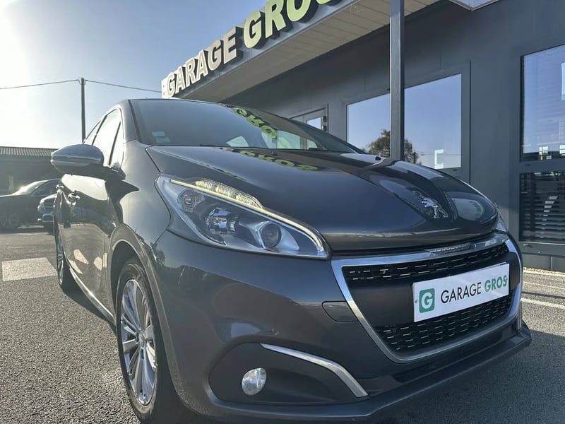 Photo de la voiture PEUGEOT 208 1.2 PureTech 82ch BVM5 Allure