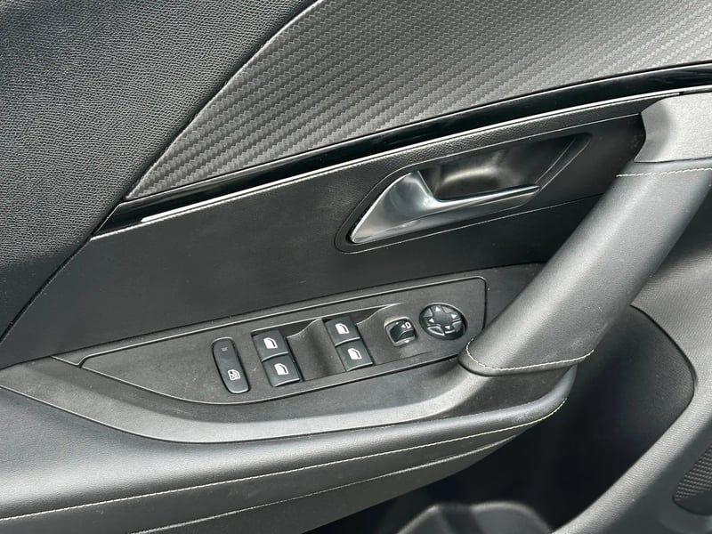 Photo de la voiture PEUGEOT 2008 PureTech 130 S&S BVM6 GT Line