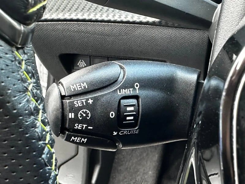 Photo de la voiture PEUGEOT 2008 PureTech 130 S&S BVM6 GT Line