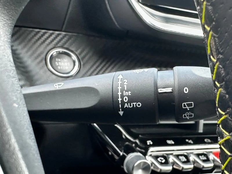 Photo de la voiture PEUGEOT 2008 PureTech 130 S&S BVM6 GT Line