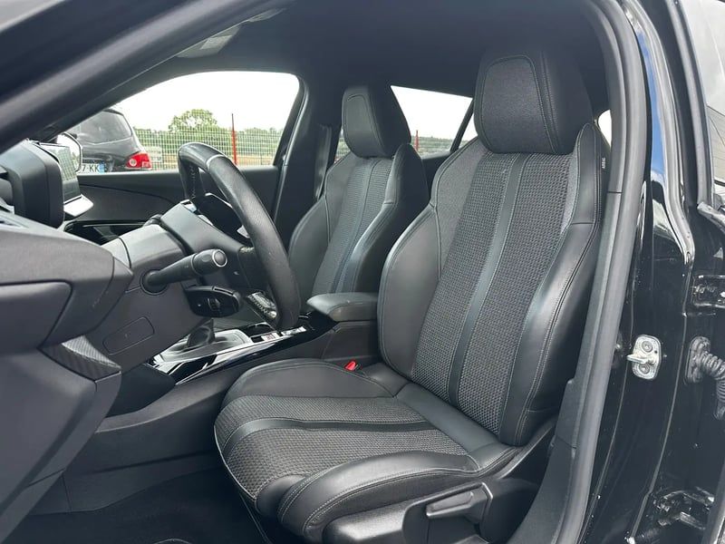 Photo de la voiture PEUGEOT 2008 PureTech 130 S&S BVM6 GT Line