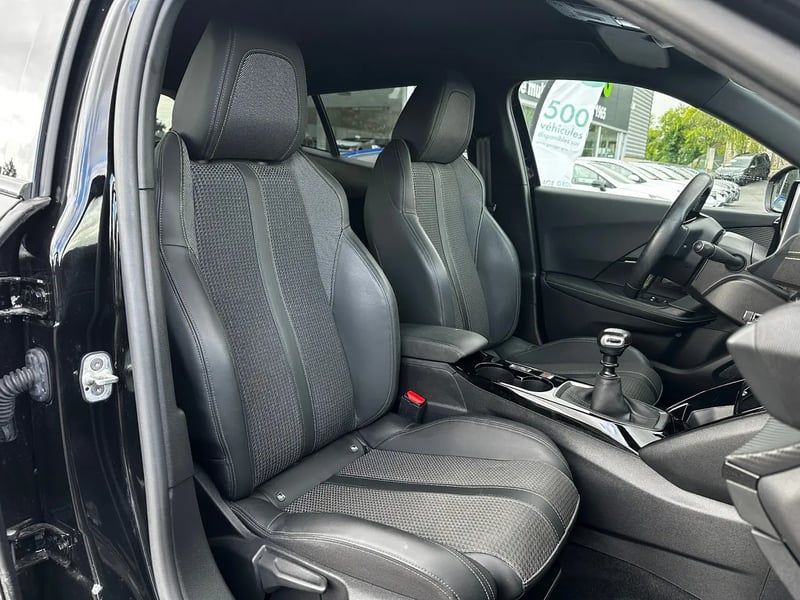 Photo de la voiture PEUGEOT 2008 PureTech 130 S&S BVM6 GT Line