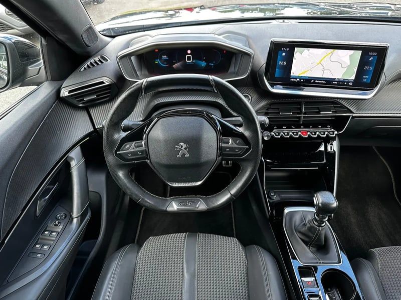 Photo de la voiture PEUGEOT 2008 PureTech 130 S&S BVM6 GT Line