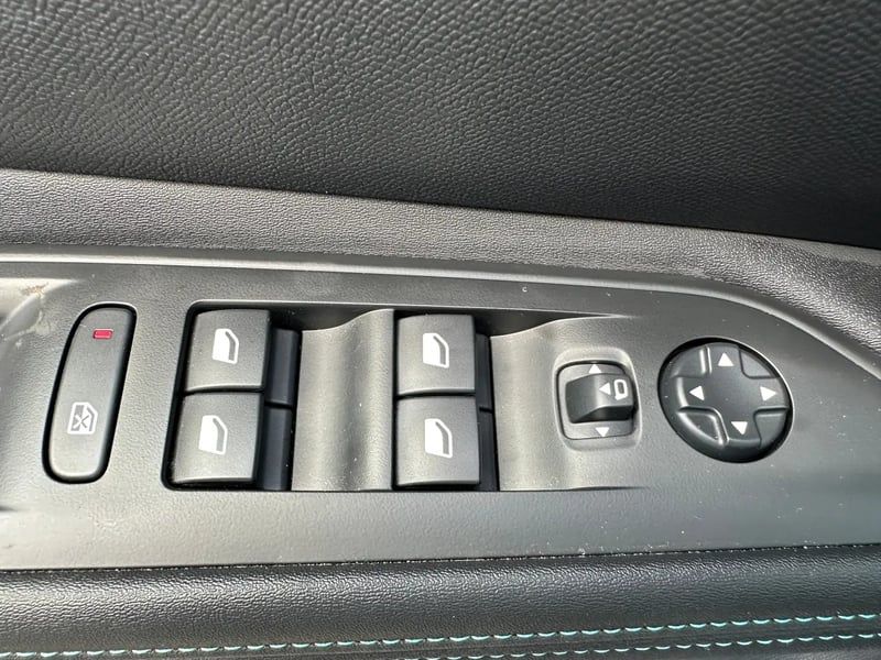 Photo de la voiture PEUGEOT 3008 Hybrid 180 e-EAT8 Allure Pack