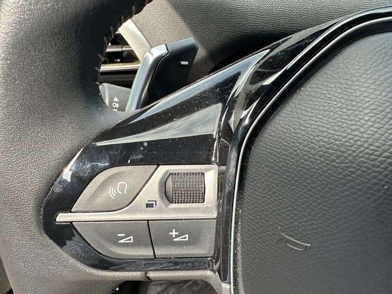 Photo de la voiture PEUGEOT 3008 Hybrid 180 e-EAT8 Allure Pack