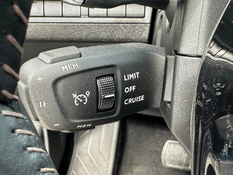 Photo de la voiture PEUGEOT 3008 Hybrid 180 e-EAT8 Allure Pack