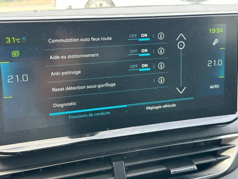 Photo de la voiture PEUGEOT 3008 Hybrid 180 e-EAT8 Allure Pack