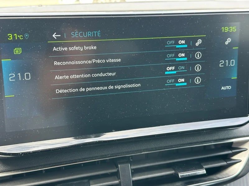 Photo de la voiture PEUGEOT 3008 Hybrid 180 e-EAT8 Allure Pack